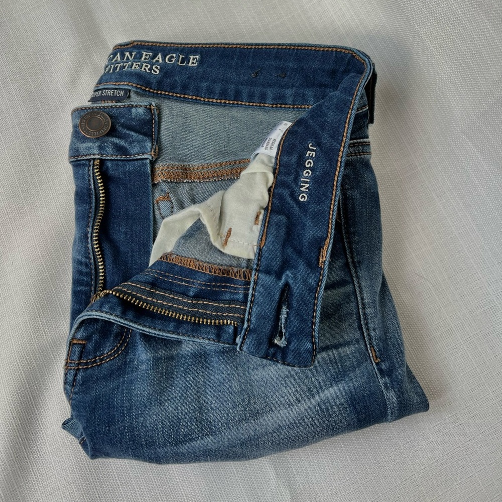 American Eagle medium wash jegging in a size 6 Regular